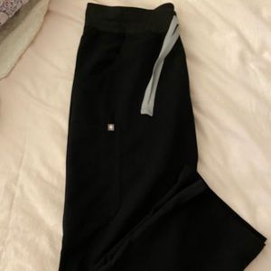 *BRAND NEW* black Figs cargo scrub pants